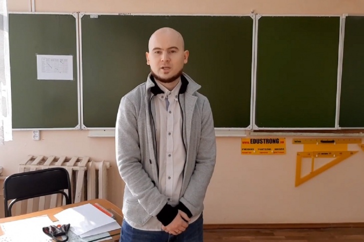 Евгений Хан утверждает, что работает учителем более чем на две ставки, но получает всего 22 тысячи рублей Евгений Хан утверждает, что работает учителем более чем на две ставки, но получает всего 22 тысячи рублей