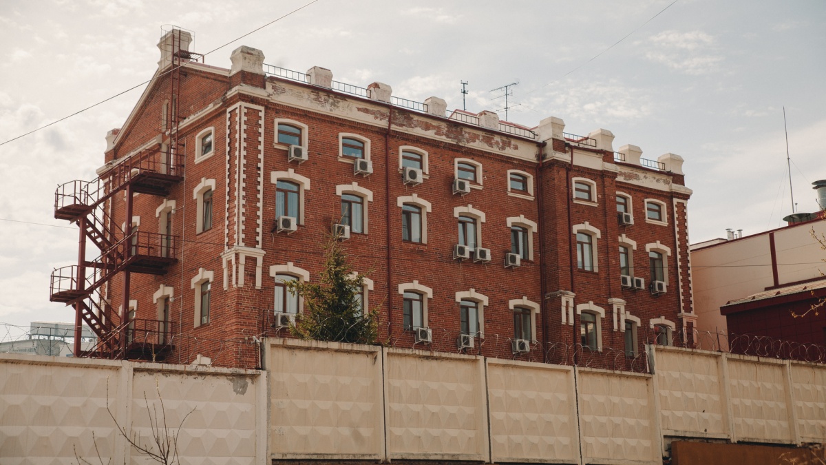 Красное пятиэтажное здание в английском стиле. Откуда оно?
