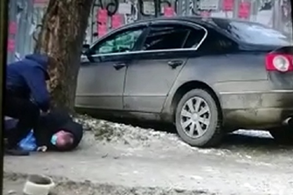 Сбив мужчину, иномарка врезалась в забор Сбив мужчину, иномарка врезалась в забор