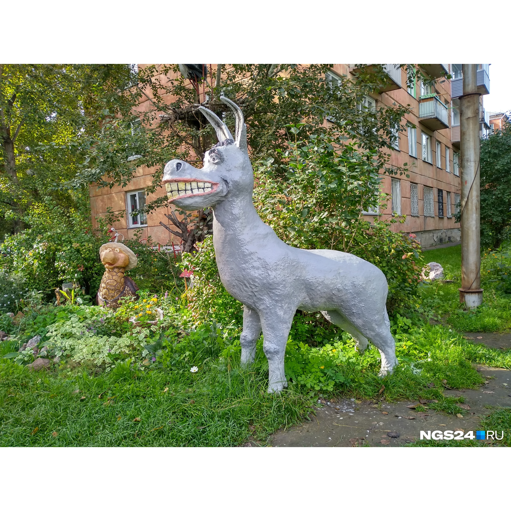 Осёл, пожалуй, самый странный обитатель скульптурного зверинца Осёл, пожалуй, самый странный обитатель скульптурного зверинца