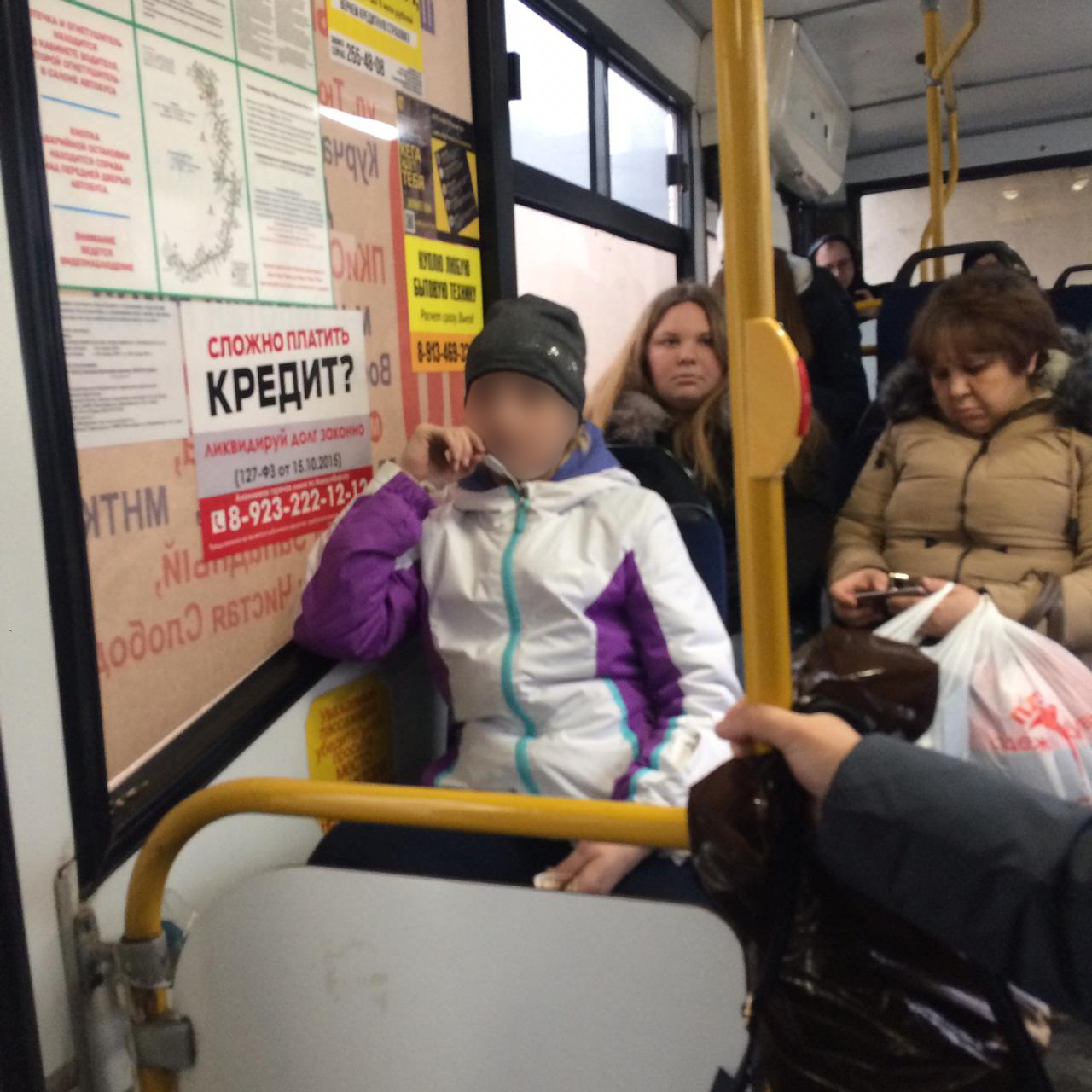Дина сфотографировала кондуктора, чтобы привлечь её к ответственности Дина сфотографировала кондуктора, чтобы привлечь её к ответственности