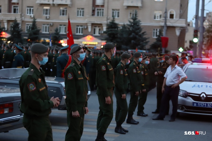 Попасть на Театральную площадь было практически невозможно. Ее охраняли военные и полиция