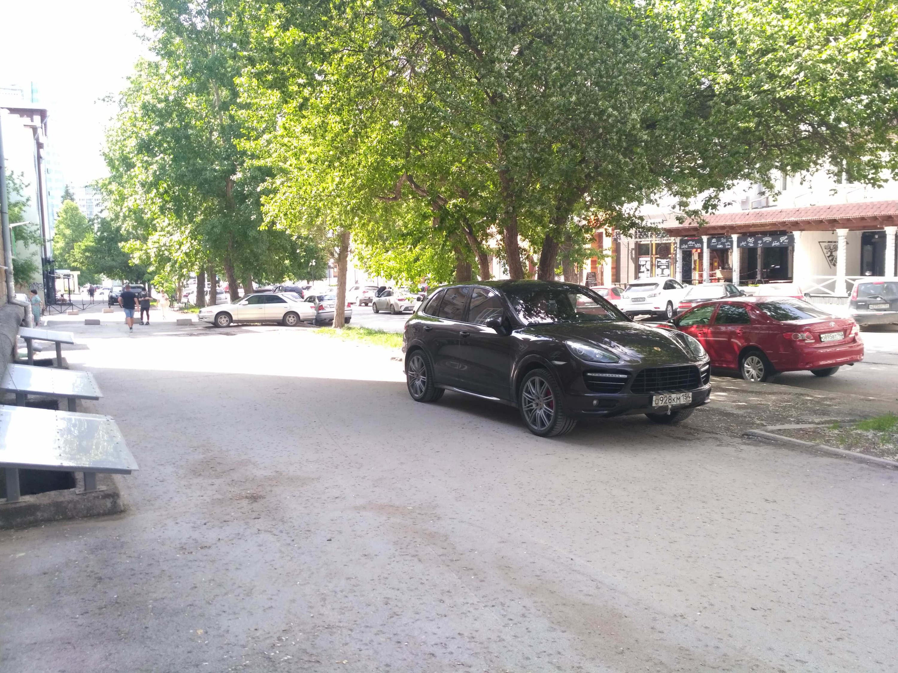 «Кайен» на тротуаре «Кайен» на тротуаре