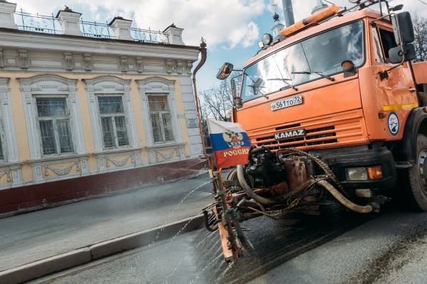 В качестве обоснования закупки без конкурсной процедуры чиновники ссылаются на обстоятельства непреодолимой силы. На обработку улиц Тюмени в мае из бюджета города ушло 25 миллионов рублей (это на четыре миллиона больше, чем <a href="https://72.ru/text/gorod/69074809/" target="_blank" class="_">в прошлый раз</a>) В качестве обоснования закупки без конкурсной процедуры чиновники ссылаются на обстоятельства непреодолимой силы. На обработку улиц Тюмени в мае из бюджета города ушло 25 миллионов рублей (это на четыре миллиона больше, чем <a href="https://72.ru/text/gorod/69074809/" target="_blank" class="_">в прошлый раз</a>)