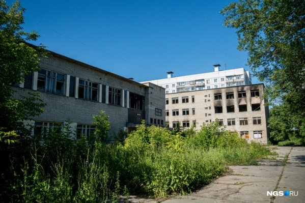 Здание на <nobr class="_">Сухановской, 6</nobr>, <nobr class="_">к. 2</nobr> давно стоит заброшенным, в нём даже нет коммуникаций Здание на <nobr class="_">Сухановской, 6</nobr>, <nobr class="_">к. 2</nobr> давно стоит заброшенным, в нём даже нет коммуникаций