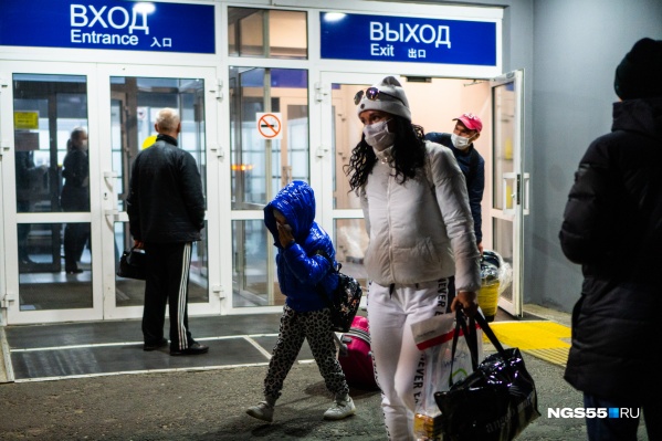 В ночь с субботы на воскресенье в Омске сели два чартера из Таиланда В ночь с субботы на воскресенье в Омске сели два чартера из Таиланда