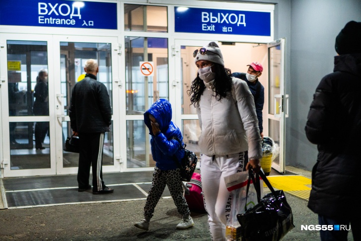 В ночь с субботы на воскресенье в Омске сели два чартера из Таиланда В ночь с субботы на воскресенье в Омске сели два чартера из Таиланда