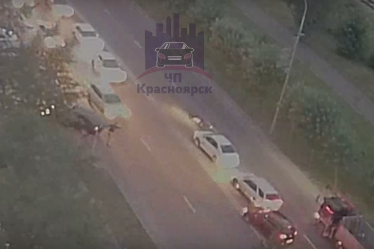 Спустя минуту здесь образовалась пробка, а поначалу машины проносились мимо с огромной скоростью Спустя минуту здесь образовалась пробка, а поначалу машины проносились мимо с огромной скоростью