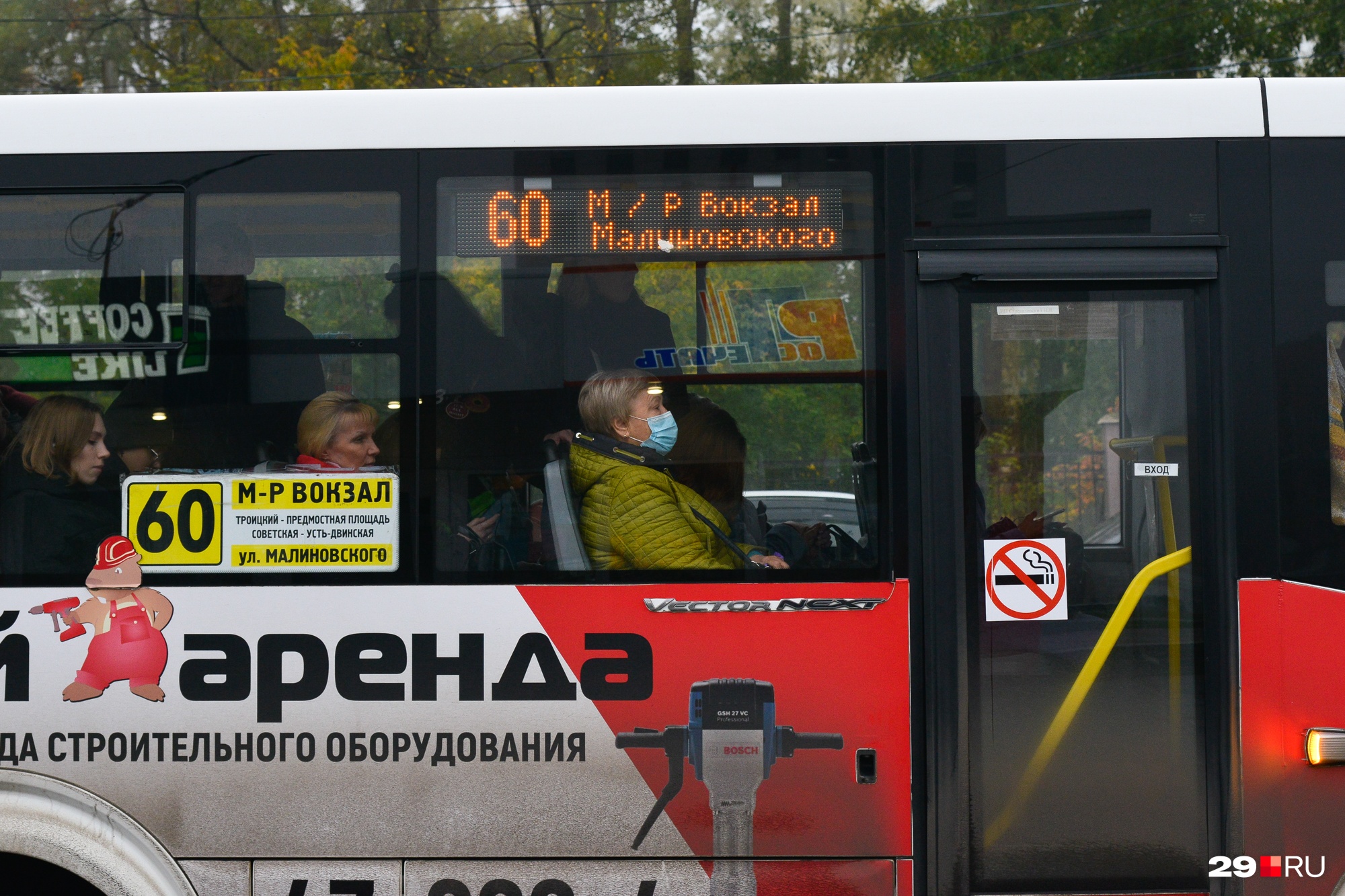 Работников сферы услуг и транспорта в Архангельской области обязали носить маски и перчатки