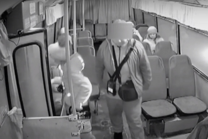 На видео из салона видно, как девочка выходит из автобуса