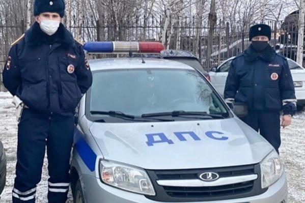 Свердловские инспекторы пришли на помощь водителю, застрявшему на трассе Свердловские инспекторы пришли на помощь водителю, застрявшему на трассе