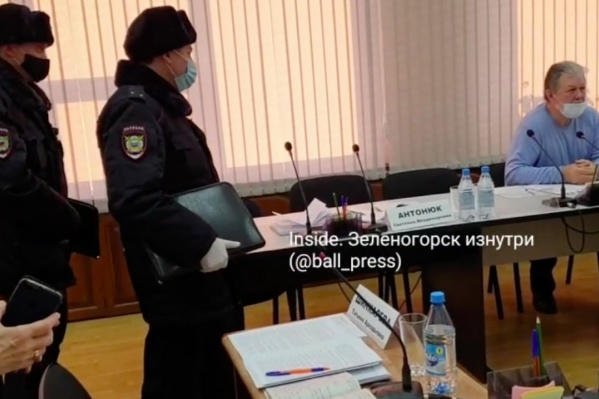 Наряд полиции был вызван прямо в зал заседания Наряд полиции был вызван прямо в зал заседания