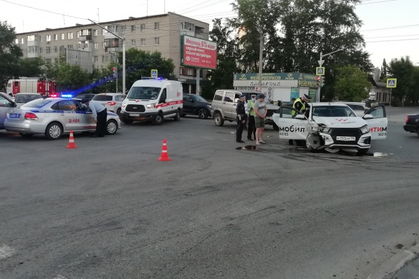 В аварии пострадали три пассажира такси В аварии пострадали три пассажира такси