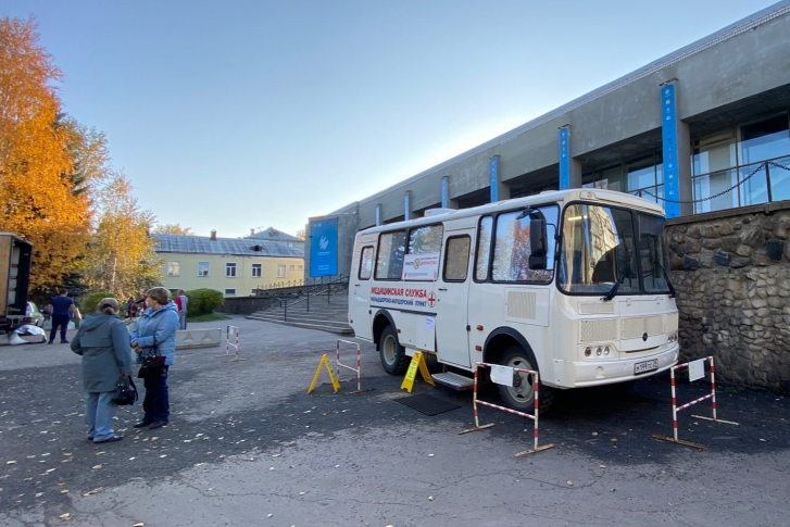 Автобус здоровья довольно популярен у горожан, поэтому не удивляйтесь, если придется постоять в очереди Автобус здоровья довольно популярен у горожан, поэтому не удивляйтесь, если придется постоять в очереди