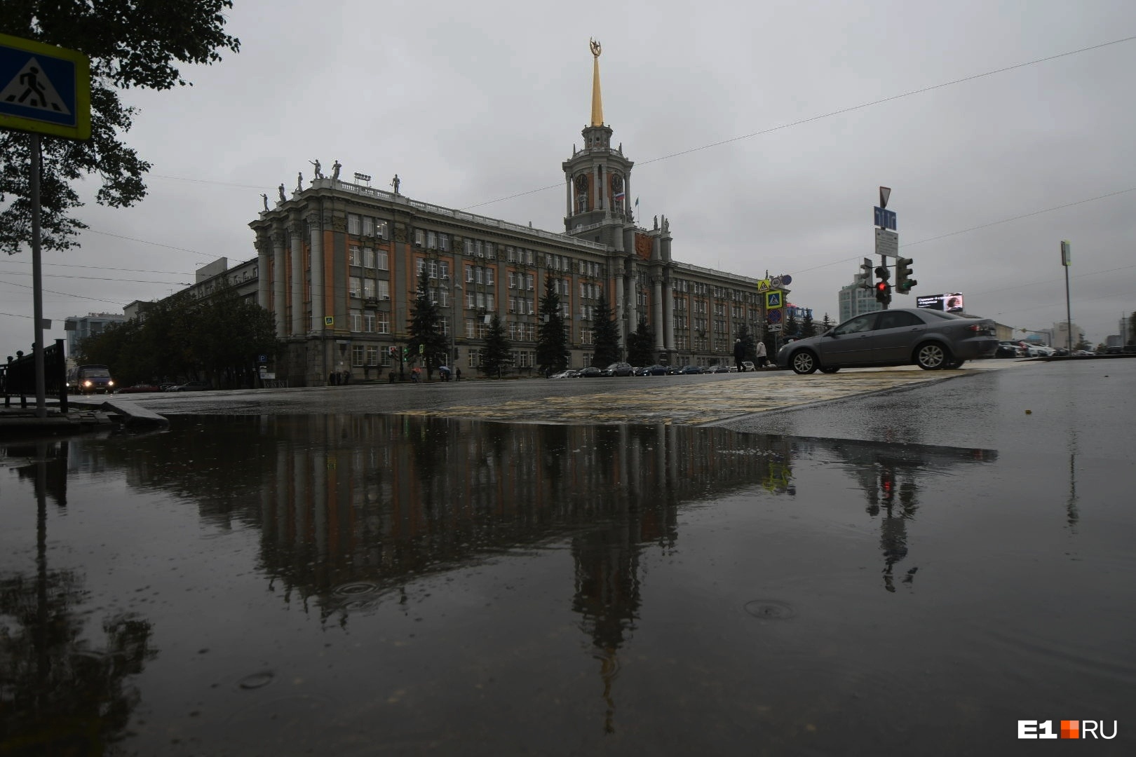Почему дожди заливают Екатеринбург? Чистим ливневую канализацию в прямом эфире