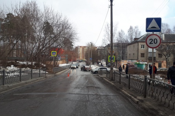 Девочка шла в школу, когда на нее наехал автомобиль Девочка шла в школу, когда на нее наехал автомобиль