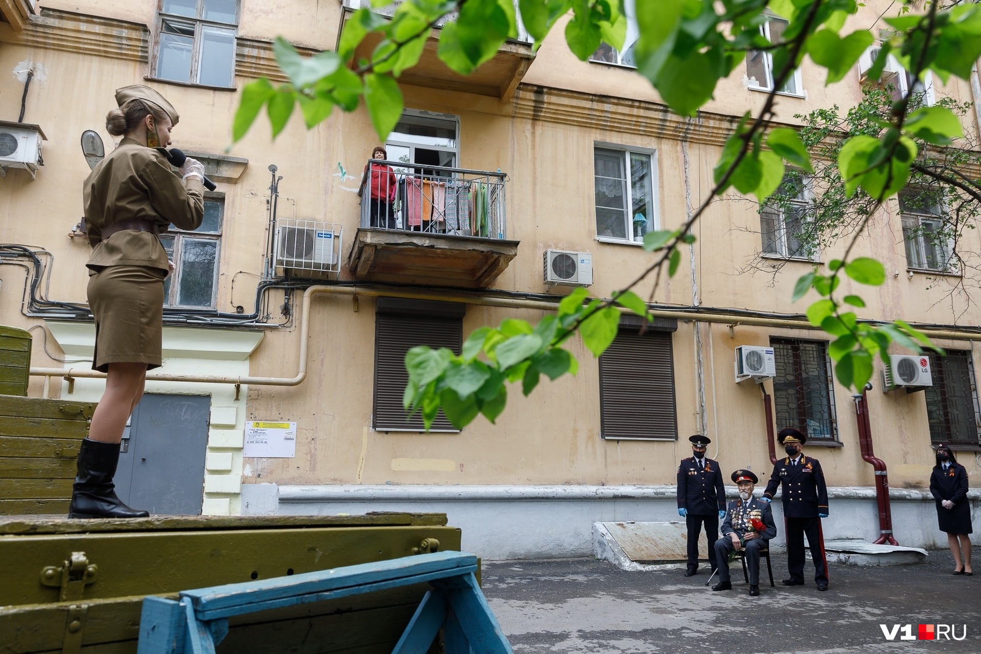 «Внимание! В вашем доме живет герой». С этих слов волгоградские полицейские начинали концерты под окнами ветеранов, оставшихся на День Победы в самоизоляции. Максимум, что они могли себе позволить в день, — выйти из подъезда навстречу артистам «Внимание! В вашем доме живет герой». С этих слов волгоградские полицейские начинали концерты под окнами ветеранов, оставшихся на День Победы в самоизоляции. Максимум, что они могли себе позволить в день, — выйти из подъезда навстречу артистам