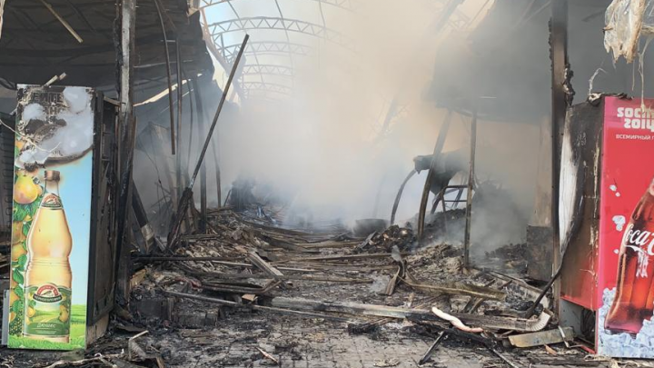 Сильный пожар начался на центральном рынке в Шахтах