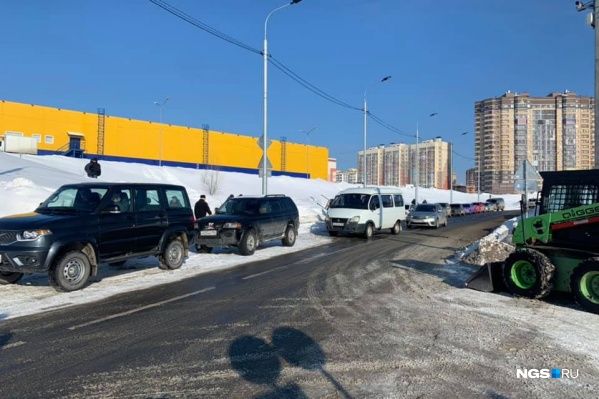 Дорогу на Родниках должны были сдать ещё в октябре прошлого года, но тогда возникли проблемы с документацией Дорогу на Родниках должны были сдать ещё в октябре прошлого года, но тогда возникли проблемы с документацией