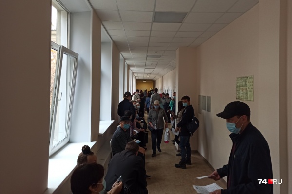Вот в такой очереди нужно простоять, чтобы закрыть больничный Вот в такой очереди нужно простоять, чтобы закрыть больничный