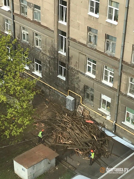 После публикации «Фонтанки» подрядчика работ на Севастьянова оштрафовали. Новую бригаду одели в каски, но на крышу не пустили