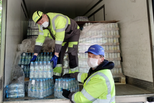 Разгружают воду для больницы Разгружают воду для больницы
