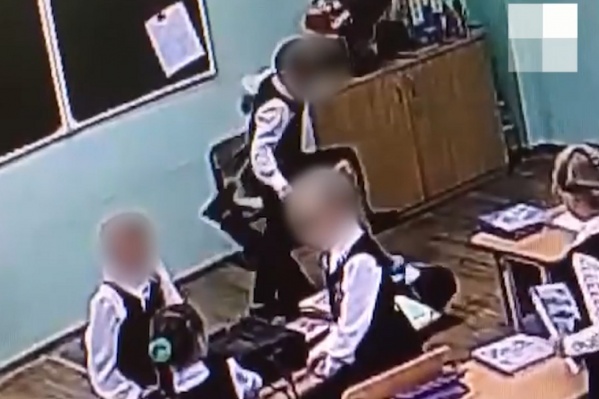 Судя по видео, пермский школьник дважды ударил одноклассника ногой по голове Судя по видео, пермский школьник дважды ударил одноклассника ногой по голове