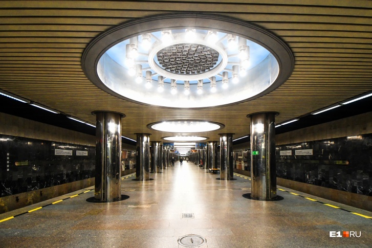 Весной метро Екатеринбурга опустело. В начале апреля 2020 года число пассажиров упало до исторического минимума