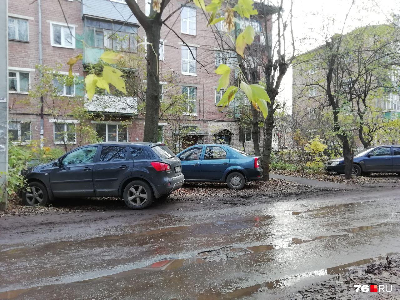 С парковкой в этом дворе на улице Добрынина на самом деле есть большие проблемы