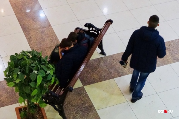 Подростки часто собираются в ТЦ в свободное время Подростки часто собираются в ТЦ в свободное время