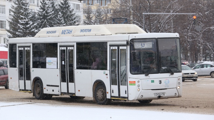 «Встречный проезд с НЕФАЗом невозможен»: водители автобусов просят почистить снег на дорогах Уфы