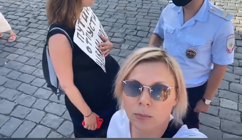 Уральскую актрису Яну Троянову задержали за пикет на Красной площади
