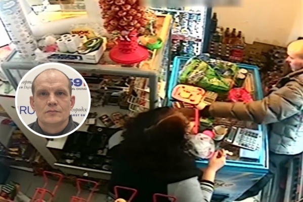 На кадре момент ограбления. Мужчина справа был объявлен в розыск в феврале 2019 года. Обвинили в нападении Андрея Радукана (слева) На кадре момент ограбления. Мужчина справа был объявлен в розыск в феврале 2019 года. Обвинили в нападении Андрея Радукана (слева)