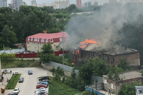 Дом загорелся недалеко от микрорайона Закаменский Дом загорелся недалеко от микрорайона Закаменский