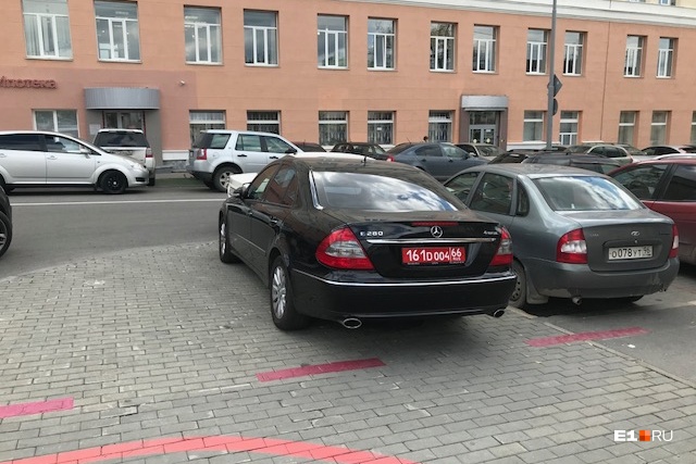 Дипломатические номера не дают права парковать автомобиль на тротуаре. Водителю этого мерседеса явно пора повторить свод дорожных правил, принятый в Российской Федерации Дипломатические номера не дают права парковать автомобиль на тротуаре. Водителю этого мерседеса явно пора повторить свод дорожных правил, принятый в Российской Федерации