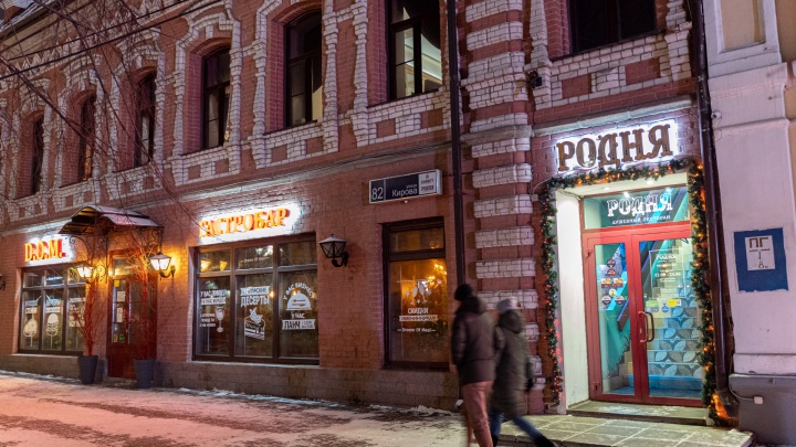 «Лосось закупали по 900 рублей, сейчас он — 2000»: рестораторы — о том, как выживают в новых реалиях