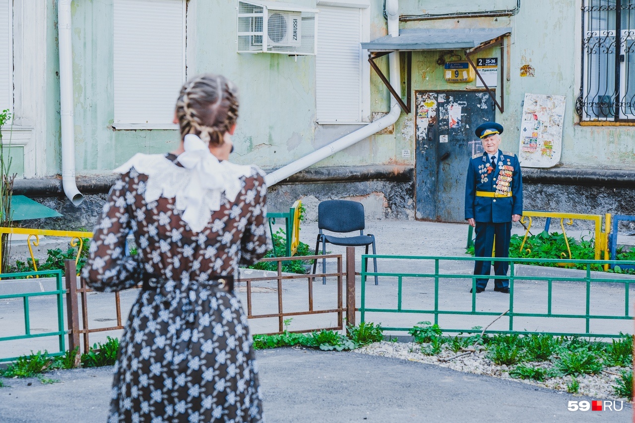 Не нужно даже уходить далеко от подъезда — праздник приехал сам Не нужно даже уходить далеко от подъезда — праздник приехал сам