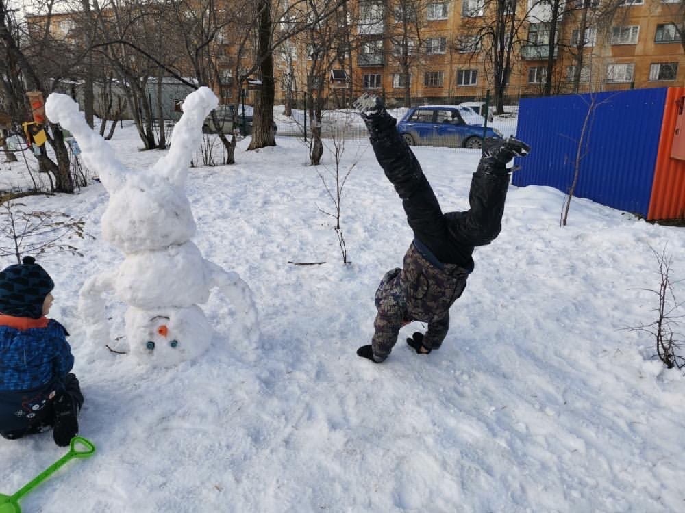Бес, робот и снеговик, стоящий на голове: смотрим, что слепили екатеринбуржцы