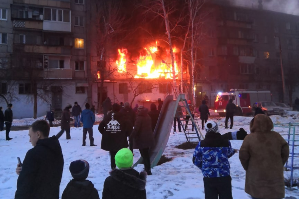 Из горящего дома спасли 25 взрослых и 6 детей Из горящего дома спасли 25 взрослых и 6 детей