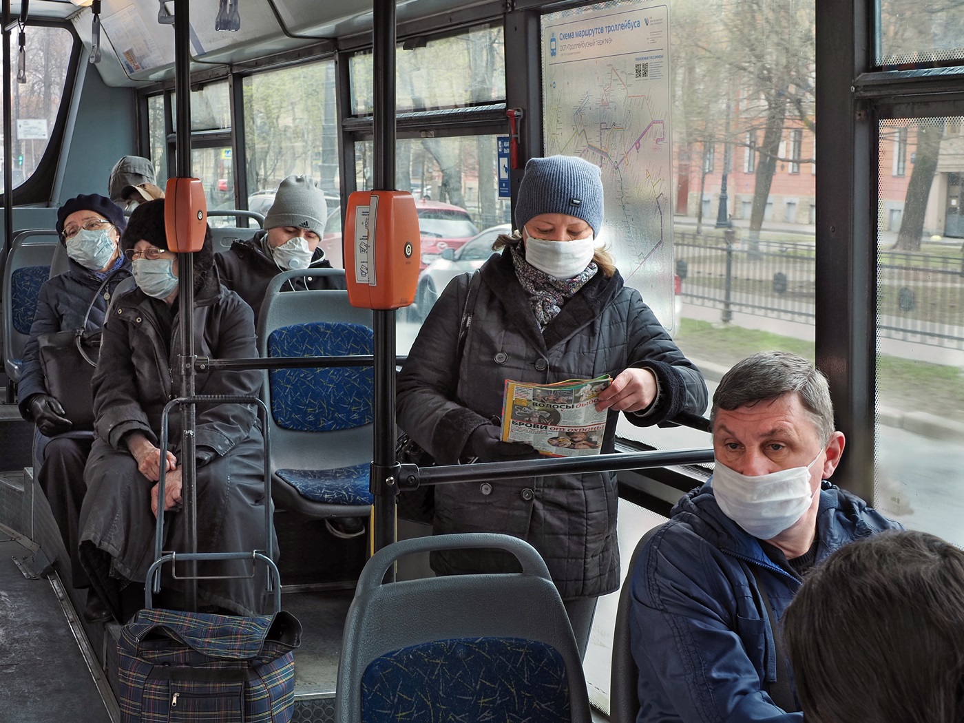 Во сколько закончится маска. Масочный режим Петербург. Люди в масках в автобусе. Маски в общественном транспорте. Масочный режим в общественном транспорте.