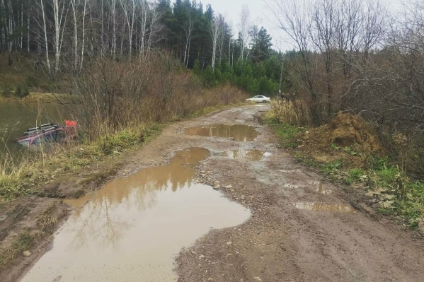 Машина ушла в воду по крышу Машина ушла в воду по крышу