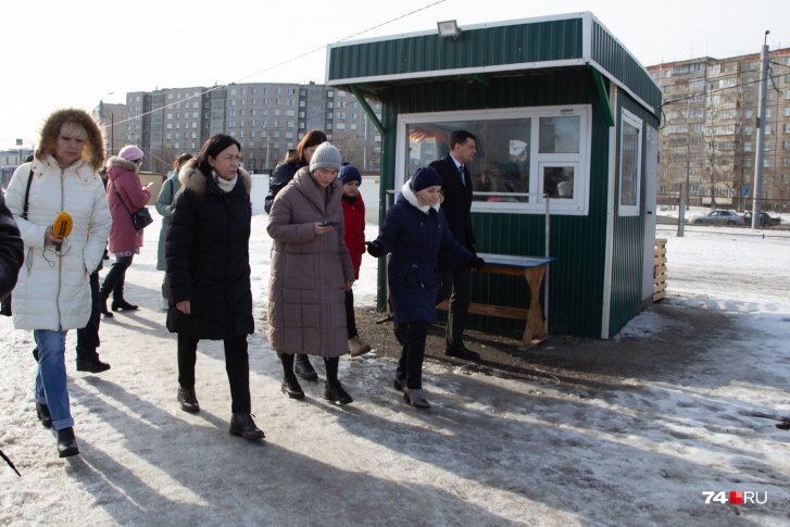 «Кладбище» находится через дорогу от жилых домов, ближе к промзоне, однако вид на эту площадку жителей совсем не радует «Кладбище» находится через дорогу от жилых домов, ближе к промзоне, однако вид на эту площадку жителей совсем не радует
