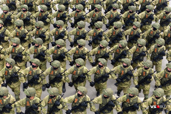 Военные в третий раз за неделю проходят по площади Павших Борцов Военные в третий раз за неделю проходят по площади Павших Борцов 