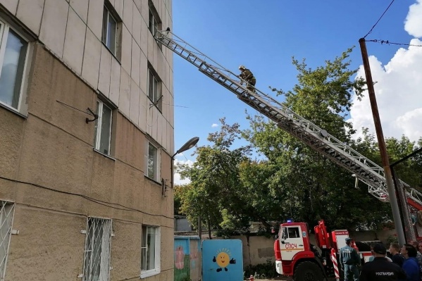 Спасателям пришлось воспользоваться автолестницей, чтобы попасть в квартиру Спасателям пришлось воспользоваться автолестницей, чтобы попасть в квартиру