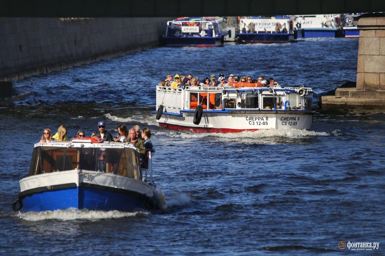 На реки и каналы Петербурга вернулись катера и пароходы