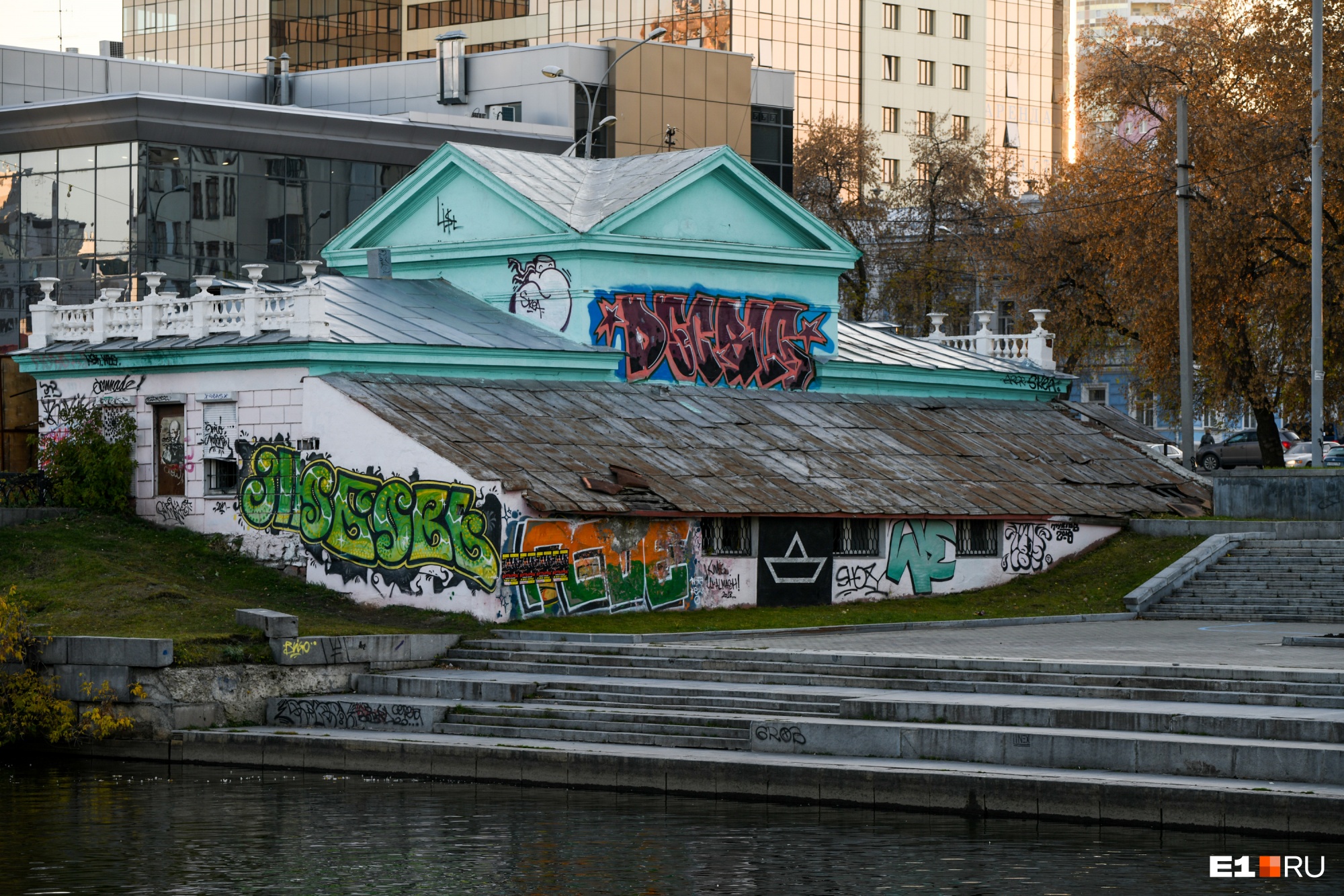 Сотрите это немедленно: в мэрии пожаловались на количество граффити в Екатеринбурге