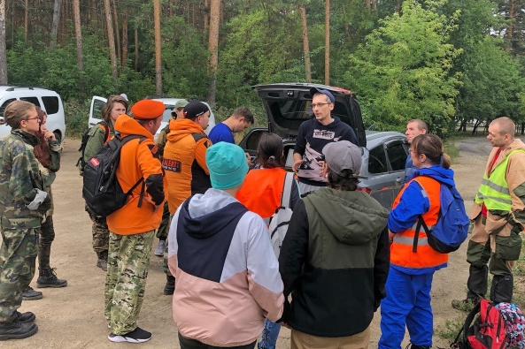 Волонтёры отряда «Лиза Алерт» занимаются поисками в свободное от работы время. Выходные они провели, прочёсывая лес Волонтёры отряда «Лиза Алерт» занимаются поисками в свободное от работы время. Выходные они провели, прочёсывая лес