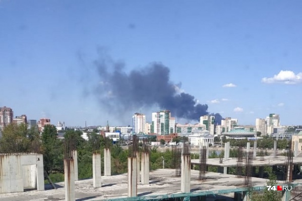 Столб чёрного дома хорошо виден из разных районов города Столб чёрного дома хорошо виден из разных районов города