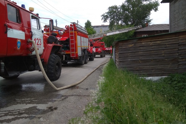 Пожар начался в девятом часу утра, когда почти все жители деревянной двухэтажки были дома Пожар начался в девятом часу утра, когда почти все жители деревянной двухэтажки были дома
