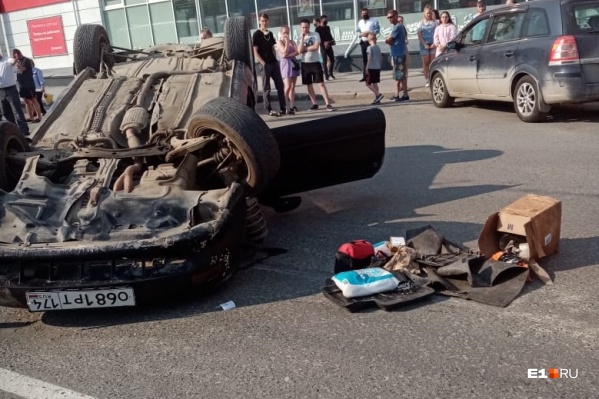 На Уралмаше перевернулась машина На Уралмаше перевернулась машина 